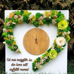 Ceas inima decorat cu licheni si flori uscate